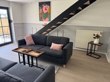 Moderne Unterkunft mit 4 Schlafzimmer, Parkplatz, WIFI, Picture 3