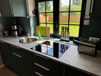 Moderne Unterkunft mit 4 Schlafzimmer, Parkplatz, WIFI, Picture 2