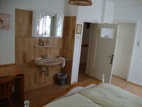 Blick in ein Zimmer mit zweitem Waschbecken.