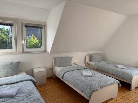 OG Wohnung mit Balkon und einem EZ im Grünen an der A1 Bild 4