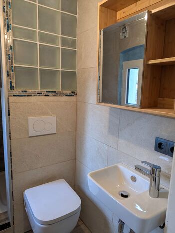 Dusche mit WC und Urinal