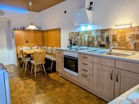 Wohnessküche, anschließend Wintergarten mit Balkon