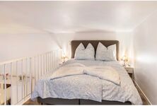 Doppelbett für bis zu zwei Personen; auf der gleichen Ebene befindet sich eine Schlafcouch für 1 Person