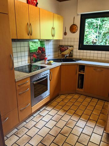 Hauptküche im EG mit Mikrowelle, Spülmaschine, Herd, Backofen, Kühlschrank 
