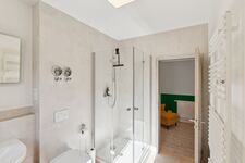 Dusche im Badezimmer