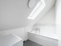 Modernes Badezimmer mit Waschmaschine