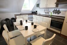 Essbereich und moderne Küche, voll ausgestattet