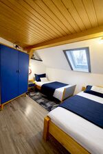 Schlafzimmer 2 mit 2 Betten und Schrank 