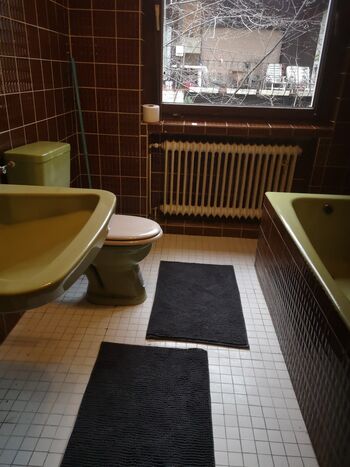 Bad mit Badewanne und WC