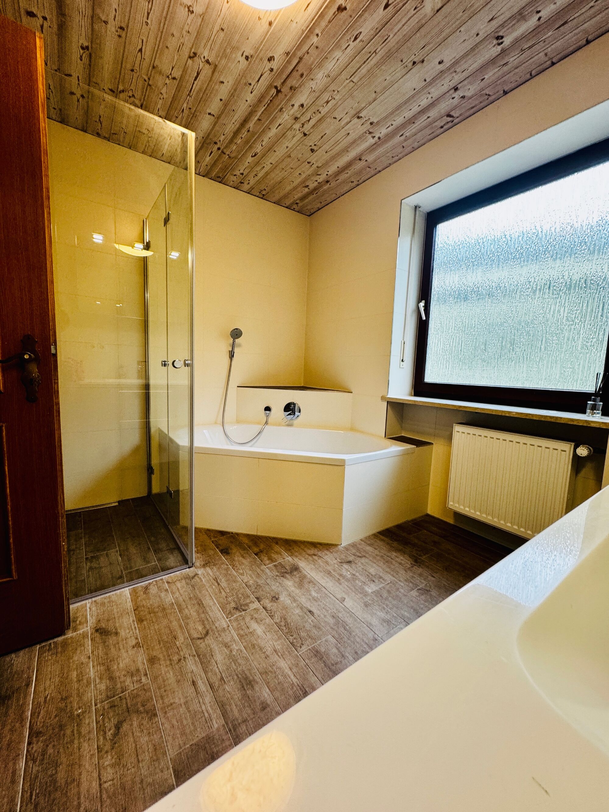 Mit Dusche und Badewanne