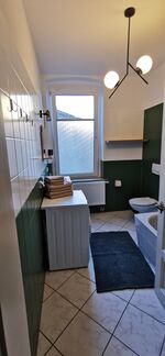 Bad mit Waschmaschine und Badewanne