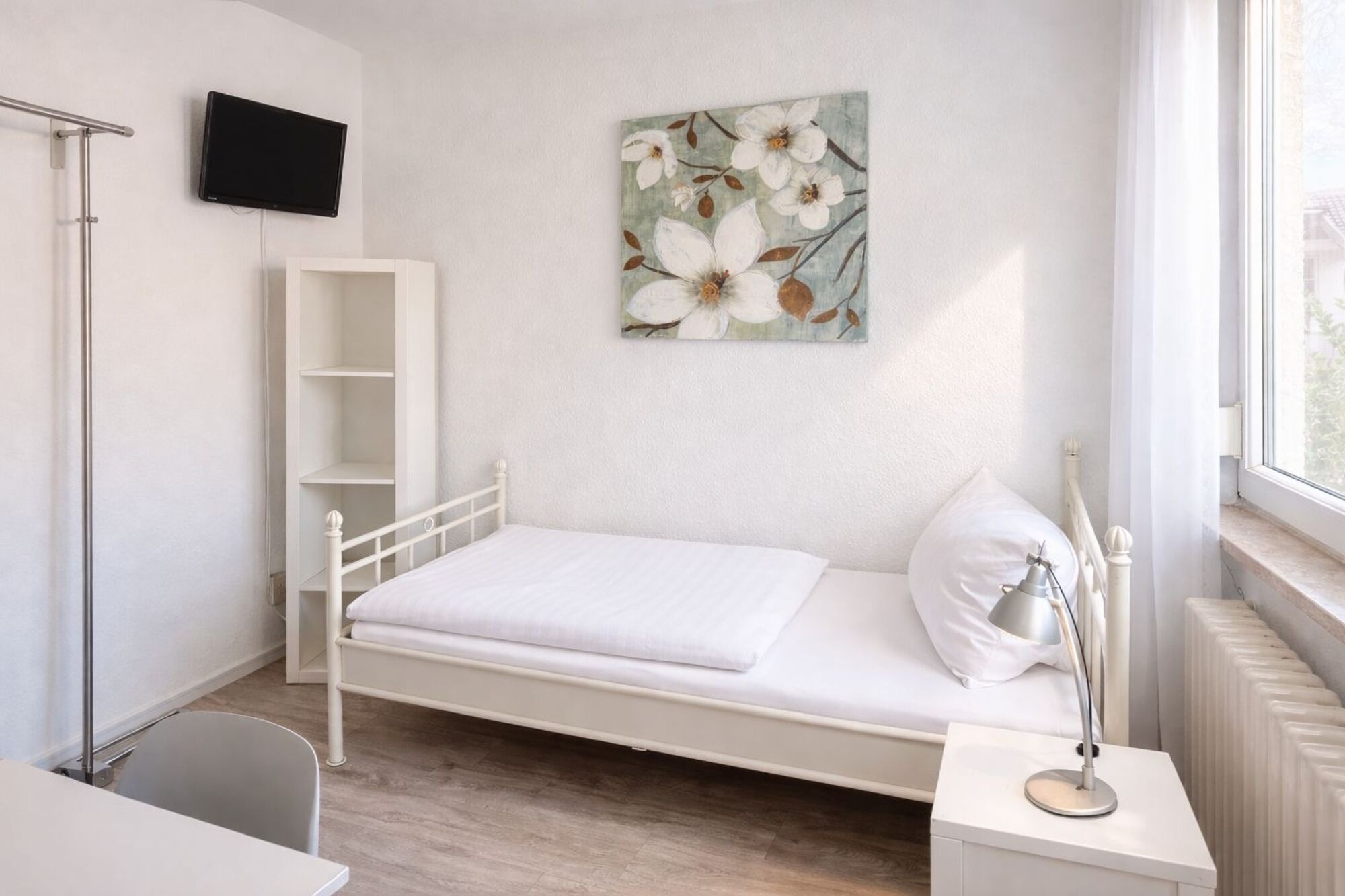 Einzelzimmer mit TV, Wifi, Bad, Parkplatz, Kühlschrank, Mikrowelle