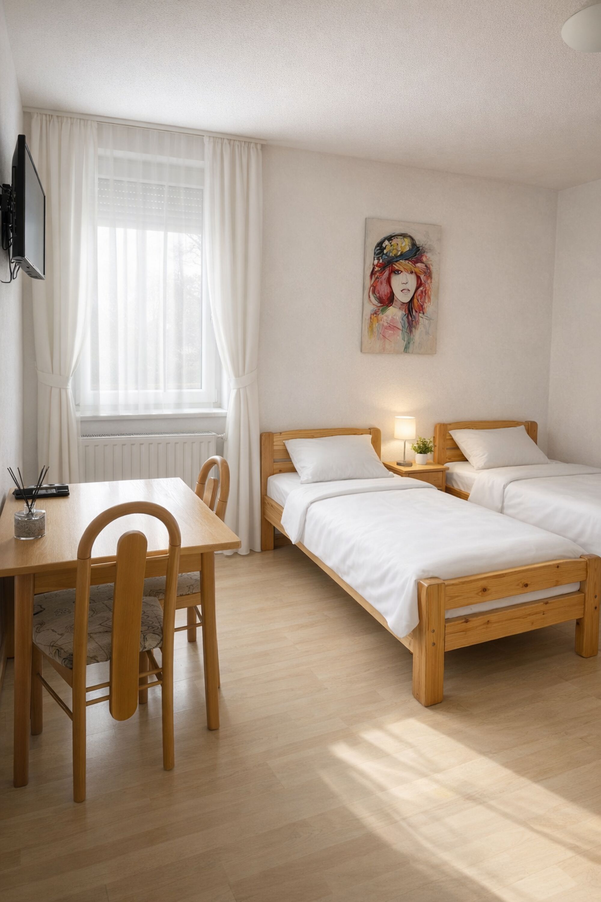 Doppelzimmer mit TV, Wifi, Bad, Parkplatz, Kühlschrank, Mikrowelle