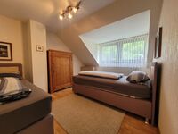 Hier lässt es sich aushalten: Dein Einzelbett im Zimmer mit Gartenblick.