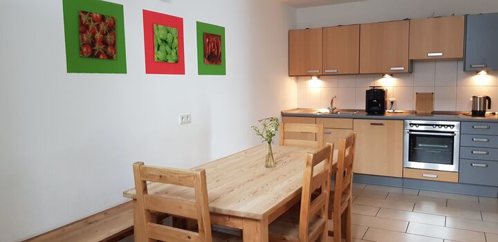 Küche mit Esstisch
