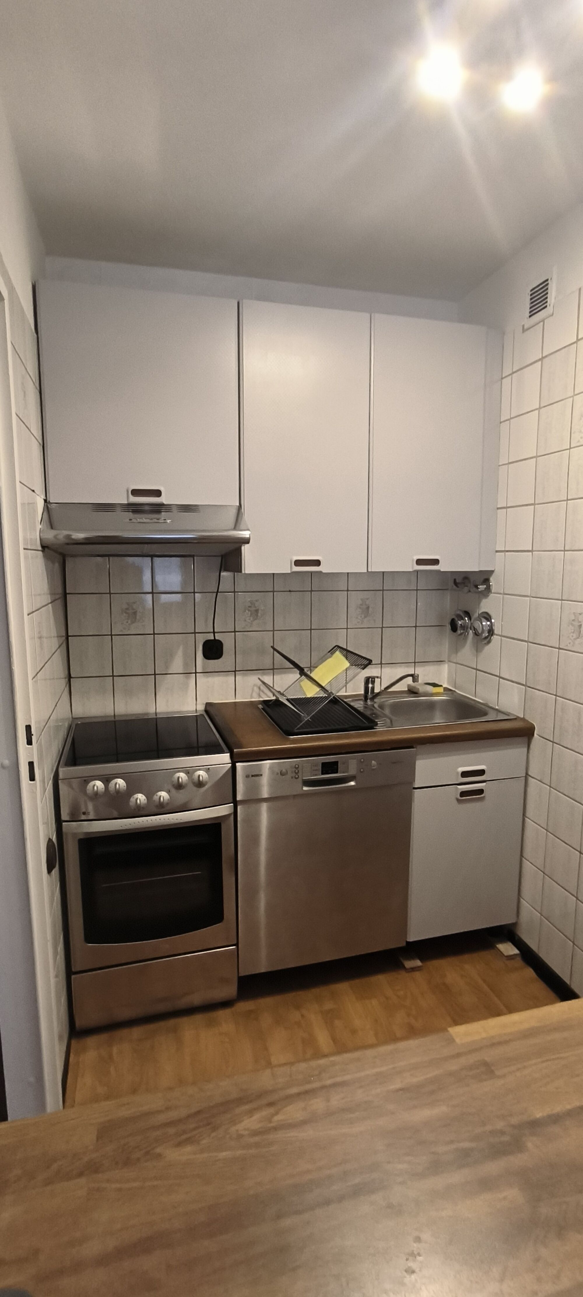 Küche mit Blick auf Geräte und Spüle