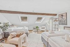 Geräumiges Dachzimmer mit originalen Holzbalken – flexibel für große Teams