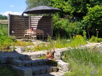 Sitzecke mit Gartenteich in ruhiger Lage