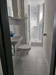 modernes Bad mit Dusche