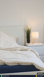 Nachttisch und Lampe