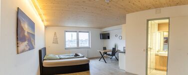 Monteurzimmer Lübeck – helles Apartment mit Bett, Essplatz und TV