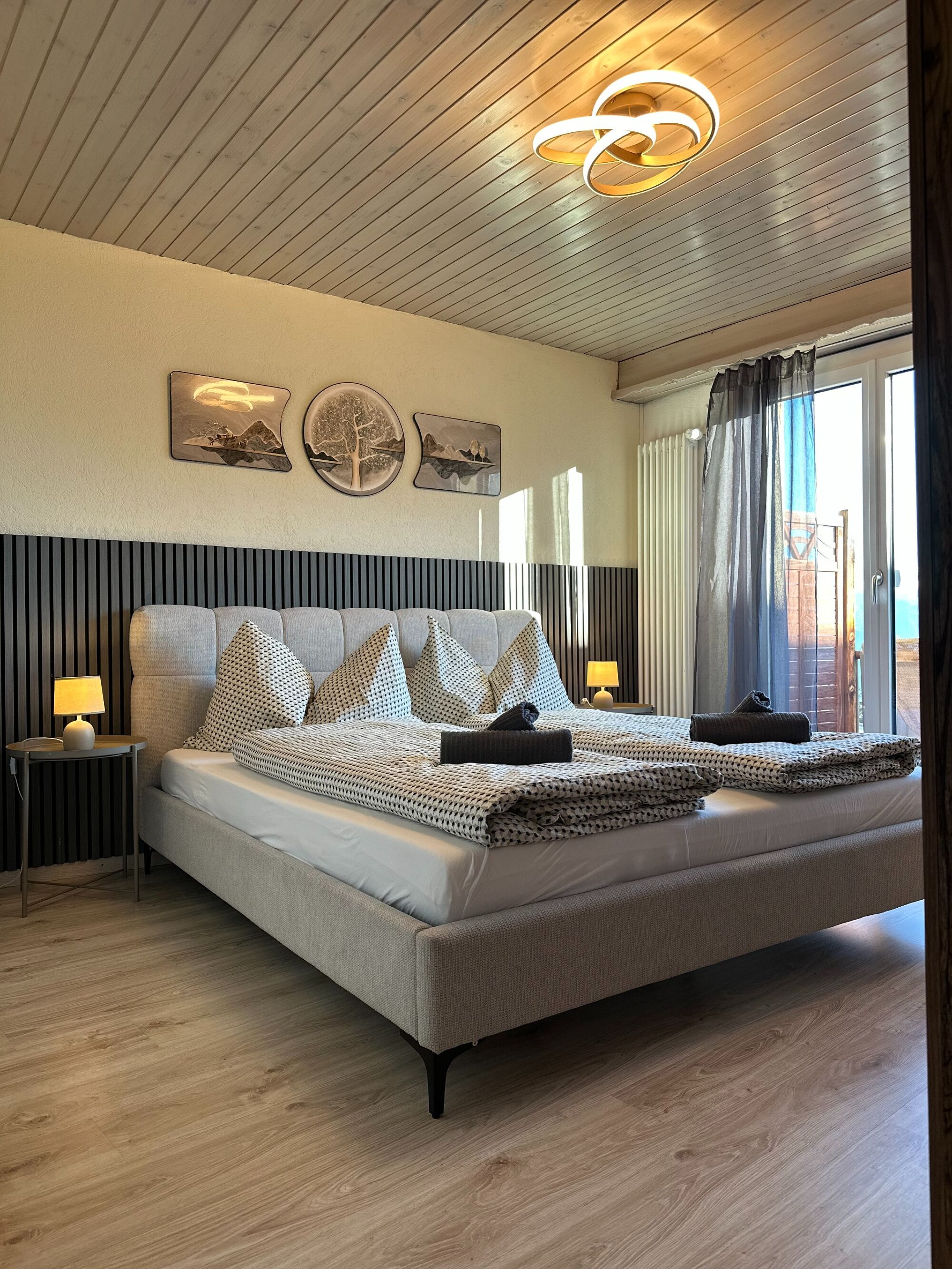 Grosses Schlafzimmer mit Balkon