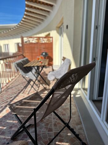 Balkon mit Aussicht und Bergpanorama