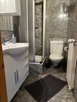 Zweites Badezimmer mit Dusche