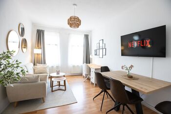 Die Wohnung ist lichtdurchflutet, freundlich eingerichtet und verfügt über zwei Schlafzimmer mit hochwertigen Boxspringbetten, voll ausgestatteter Küche und einem modernen Badezimmer. Ein Echtholzparkettboden sorgt für ein angenehmes Wohngefühl. Handtücher, Bettwäsche und alle wichtigen Alltagsutensilien sind inklusive. Highspeed-WLAN, Smart-TVs mit Netflix sowie Schreibtische fürs Homeoffice runden das Angebot ab.