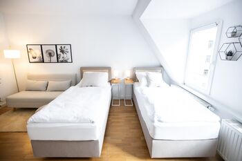 Ideal für Teams: mehrere Einzelbetten in getrennten Schlafzimmern.