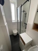 Modernes Bad mit Dusche, Toilette und Waschbecken