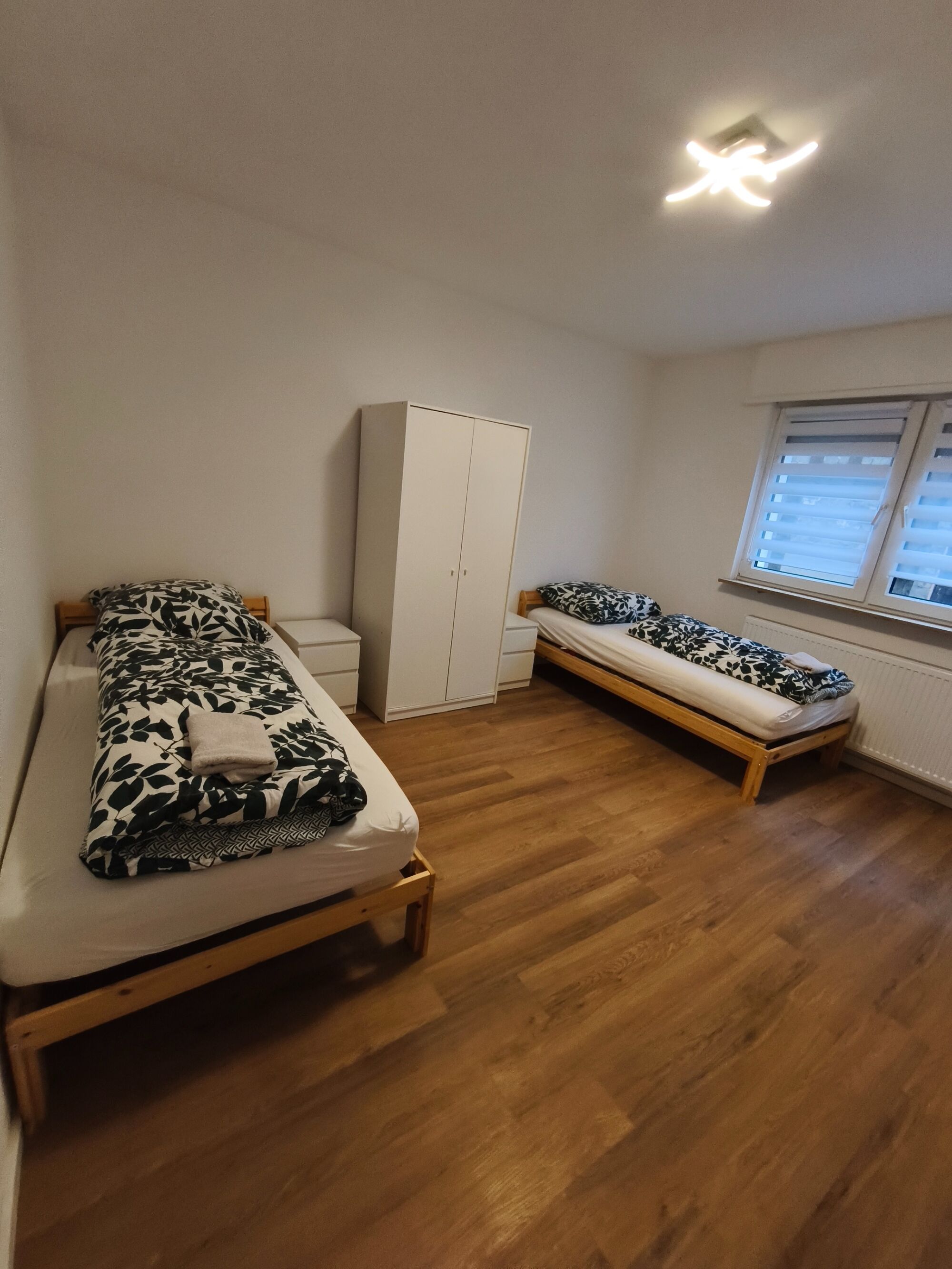 EG - Schlafzimmer 1 mit 2 Einzelbetten, Schrank, Kommode und Smart-TV