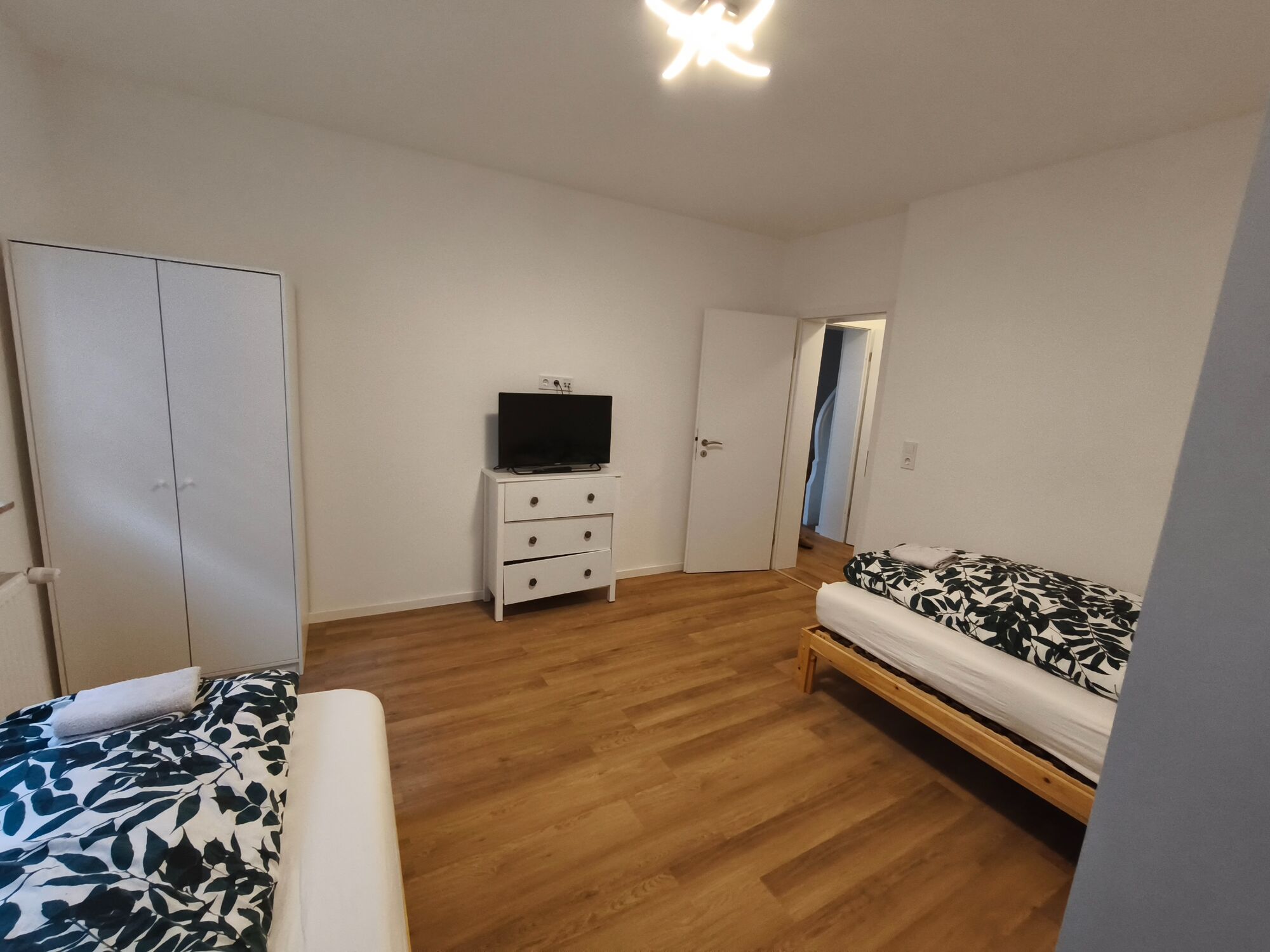 EG - Schlafzimmer 1 mit 2 Einzelbetten, Schrank, Kommode und Smart-TV