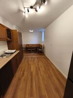 EG - große, komplett ausgestattete Küche mit großem Kühlschrank, Waschmaschine und gemütlicher Sitzecke - Blick vom Fenster auf Küchenzeile und gemütliche Sitzecke