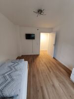 OG - kleines Zimmer mit einem Einzelbett, Schrank, Kommode und Smart-TV