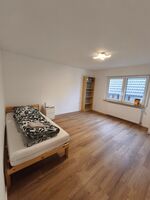 OG - 2. großes Zimmer, aktuell mit einem Bett (bis zu 2 Betten möglich), Schrank und Kommode