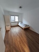OG - kleines Zimmer mit einem Einzelbett, Schrank, Kommode und Smart-TV