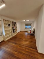 OG - großes Zimmer, aktuell mit einem Bett (bis zu 3 Betten möglich), Schrank und Kommode