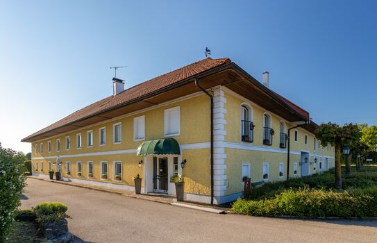 ZIMMER ZUM HOF