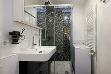 Bad mit Dusche und WC