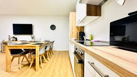 Einbauküche mit absoluter Vollausstattung + Esstisch bis 7 Personen