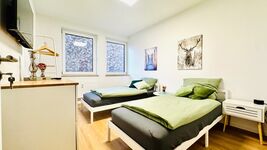 Schlafzimmer 2 - 2 Einzelbetten / TV / Kommode / Garderobe