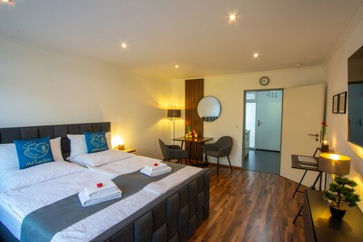 Design-Ferienwohnung am See, Parkplatz, Balkon, Pool, Sauna