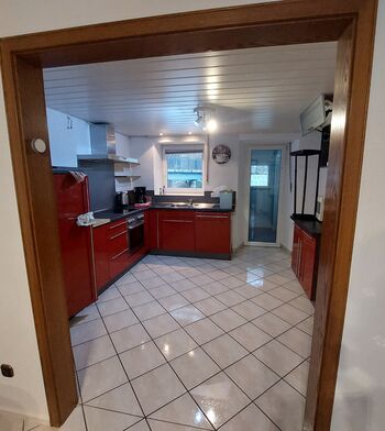 Blick vom Esszimmer zur Küche 