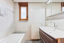 Badezimmer mit Badewanne