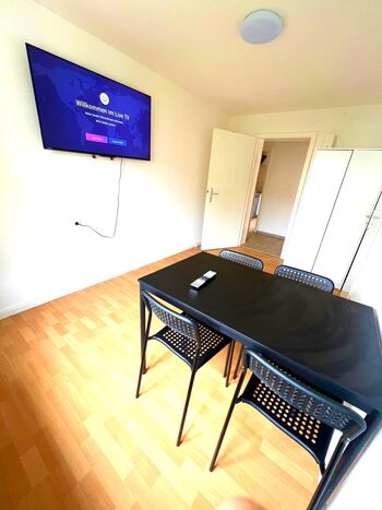 Esszimmer mit Fernseher