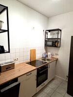 Küche mit Kochgelegenheit, Kühl- und Gefrierschrank, Mikrowelle, Toaster uvm.