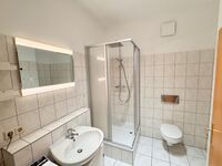 Eigenes Badezimmer mit WC, Dusche und Waschmaschine