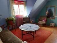 Wohnzimmer mit Retro-Couch 