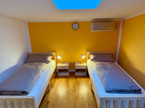 Schlafzimmer mit KLIMA & Balkon